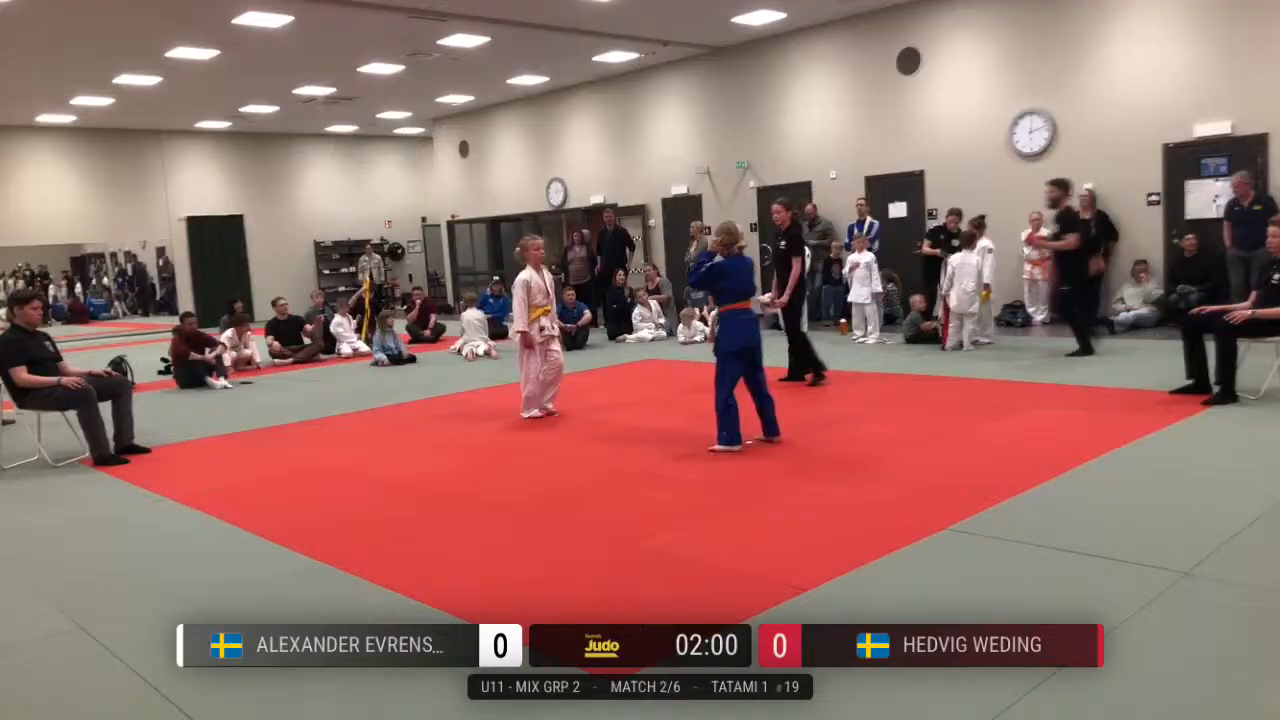 Frame at 00:33:19